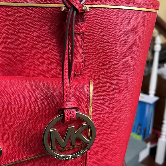Michael Kors shoulder Bag Red Saffiano leather/ gold tone hardware & Trim NWOT - Picture 2 of 16